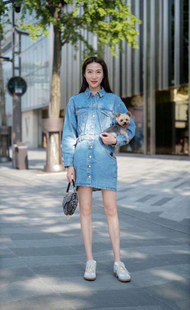 夏日“牛仔穿搭”拒绝太普通,学街头达人的穿法,时髦又吸睛