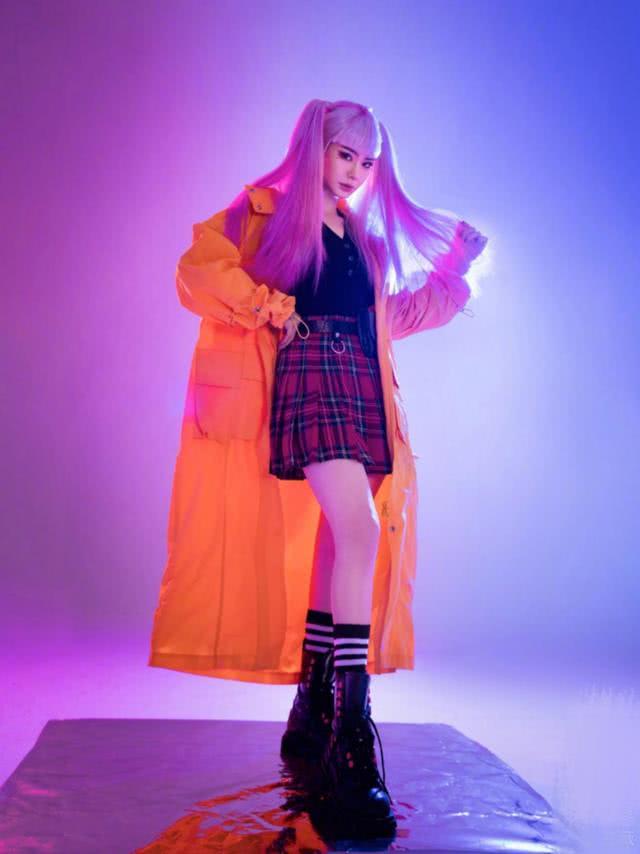 戚薇时尚大片大胆尝试萝莉风,粉色双马尾格外吸睛