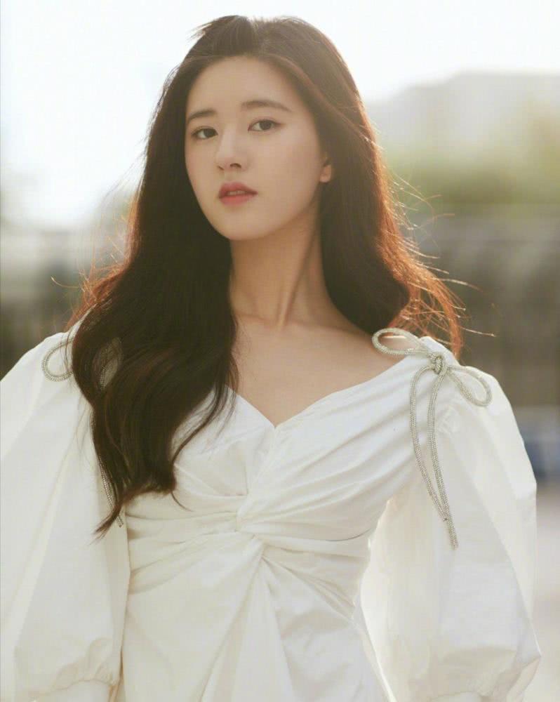 赵露思白短裙灯笼袖凸显细长手臂,微卷长发清新时尚