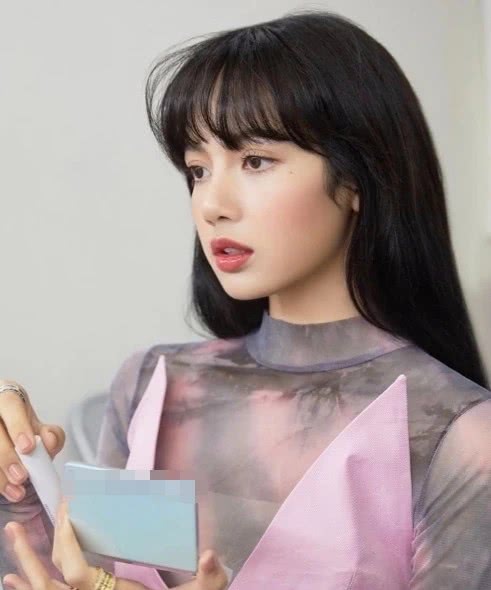 人间芭比LISA是有多自信？将“香芋皮”穿身上后，却成了00后最爱！