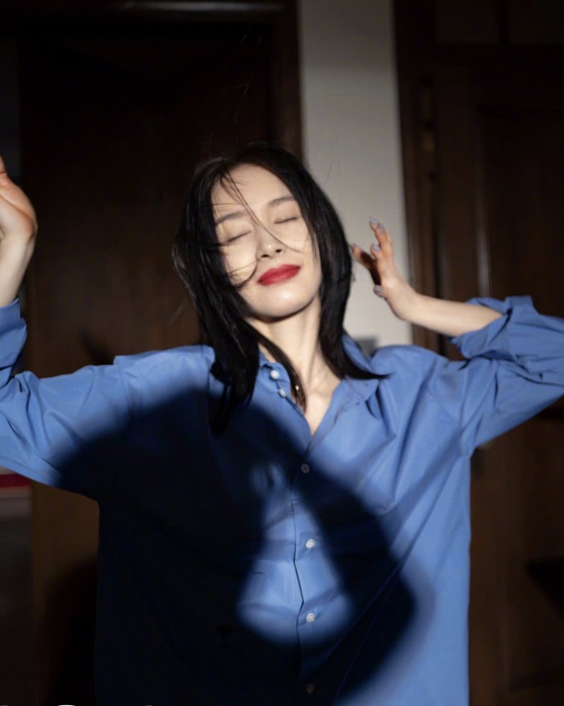 王子文晒瑜伽美照！身穿短款背心搭紧身瑜伽裤，姿势难度尽显功底