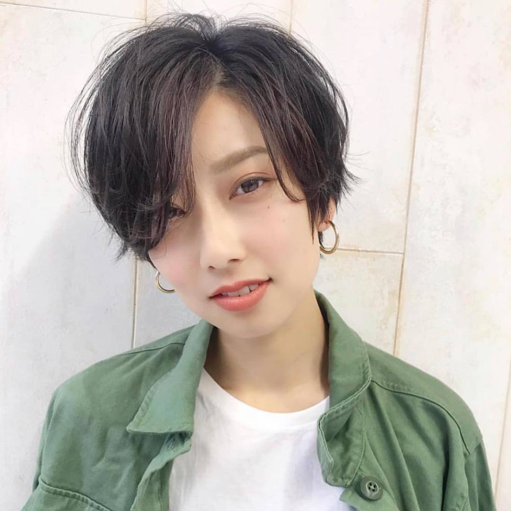 发量少发质细软容易油的小圆脸女生，适合什么样的短发？