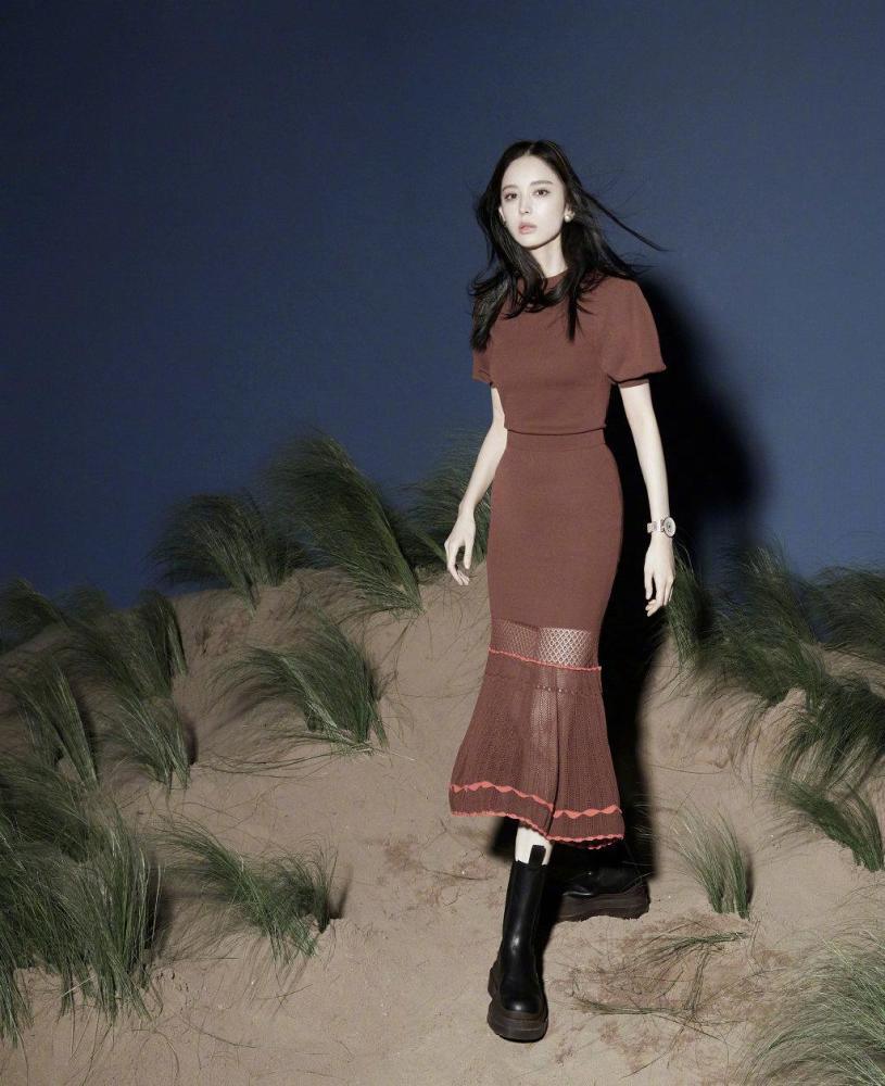 古力娜扎穿白衬衫印花裙简约大气，长发飘飘更添满满高级感