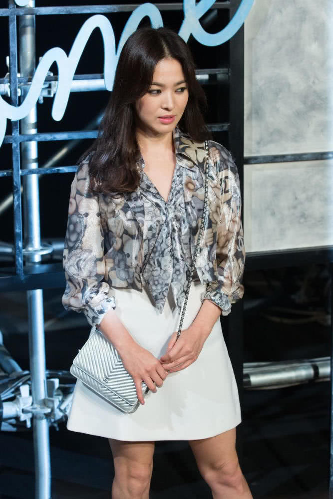 宋慧乔穿亮面印花衬衫配半身裙，烟熏妆高级又迷人