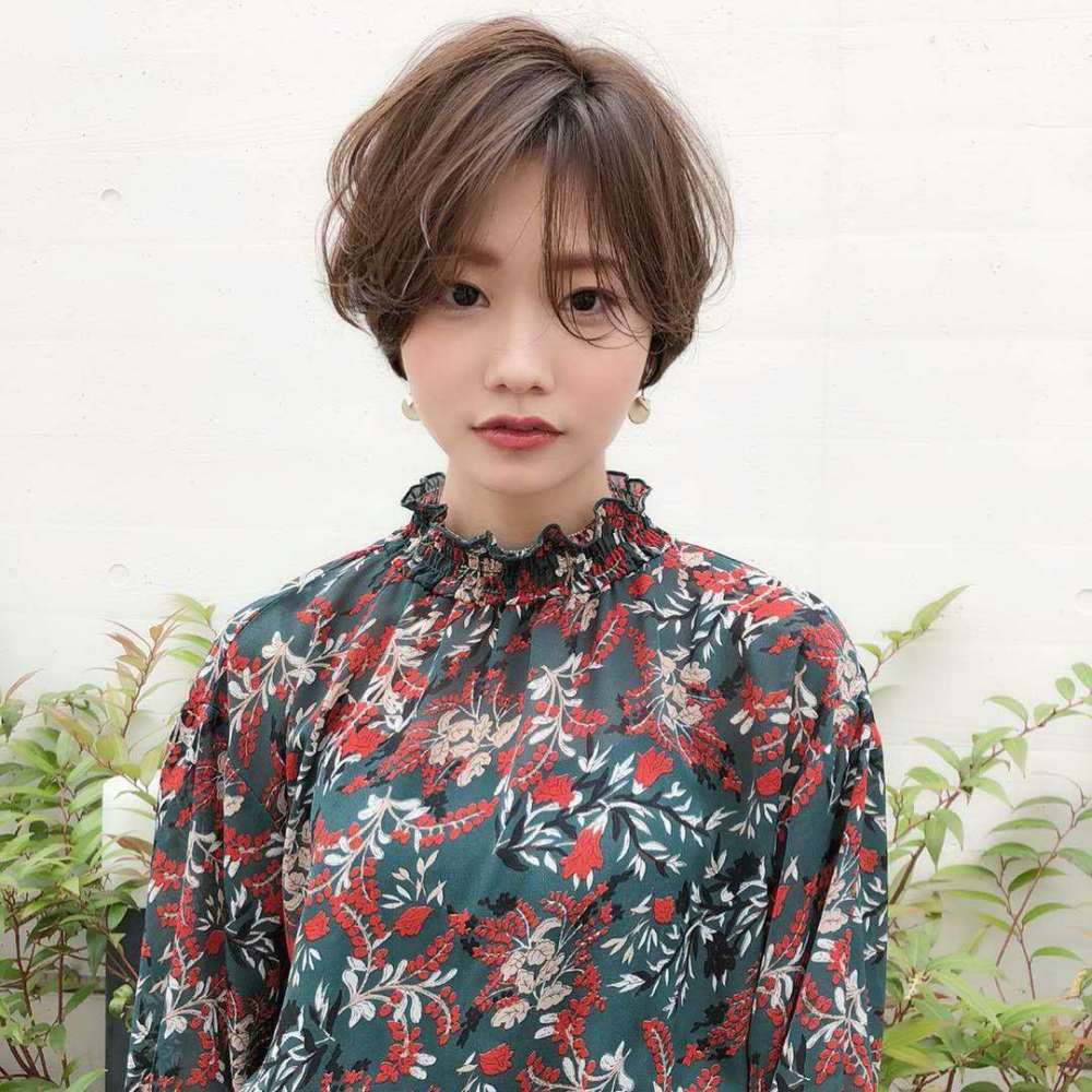 发量少发质细软容易油的小圆脸女生，适合什么样的短发？