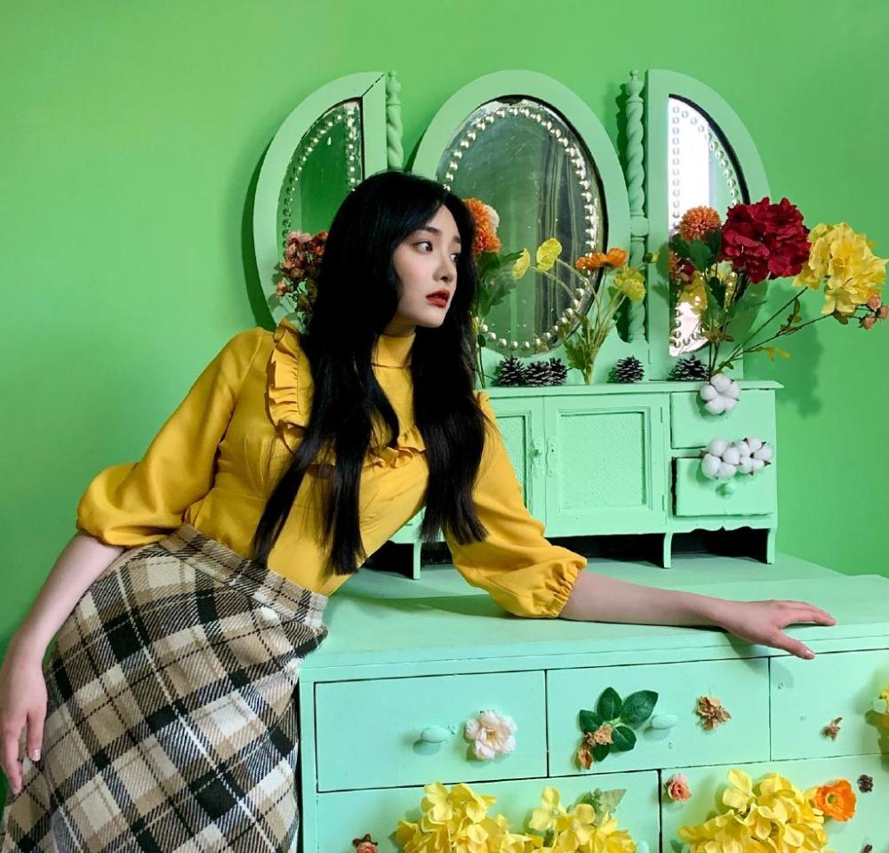 周洁琼开衫短裤配卷发小辫子,小姐姐的模样太甜美