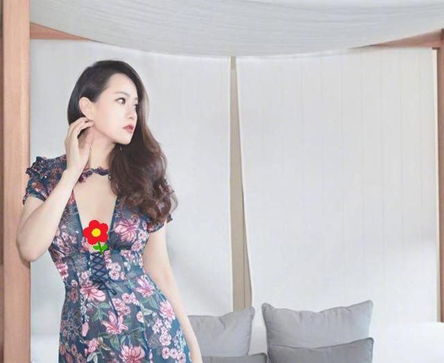 伊能静穿V领碎花连衣裙硬勒出少女腰,美得太惊艳