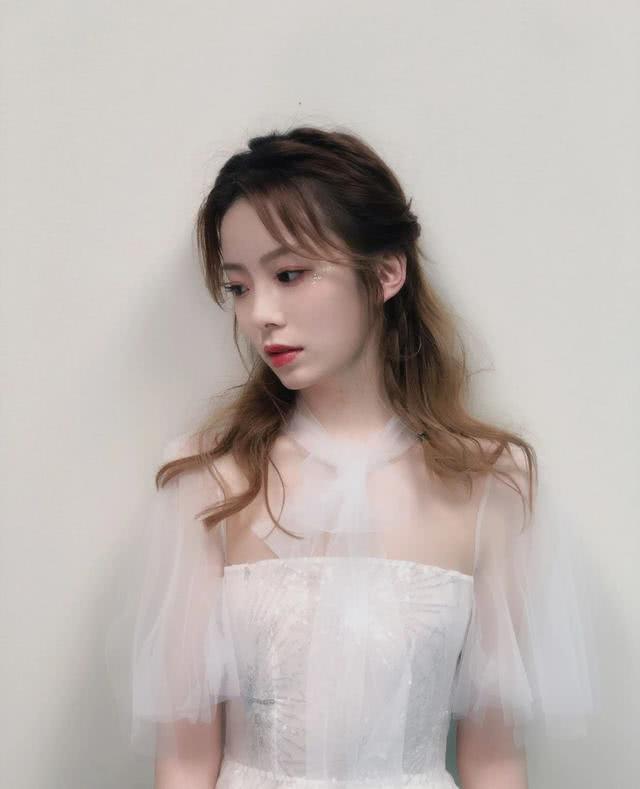 陈卓璇网纱短裙配金黄卷发温婉可爱,自信的女生人最美