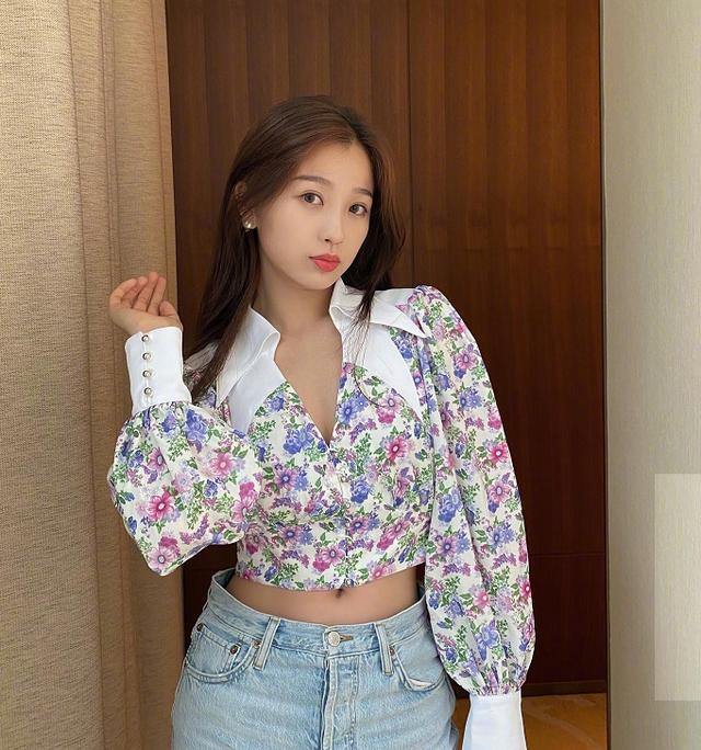 虞书欣最小码牛仔裤还能塞下一个拳头，不愧是小腰精