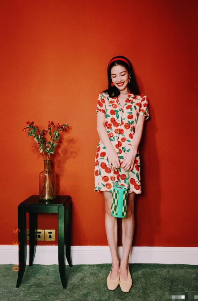 钟楚曦穿连衣裙优雅得像画中人，复古气质绝了