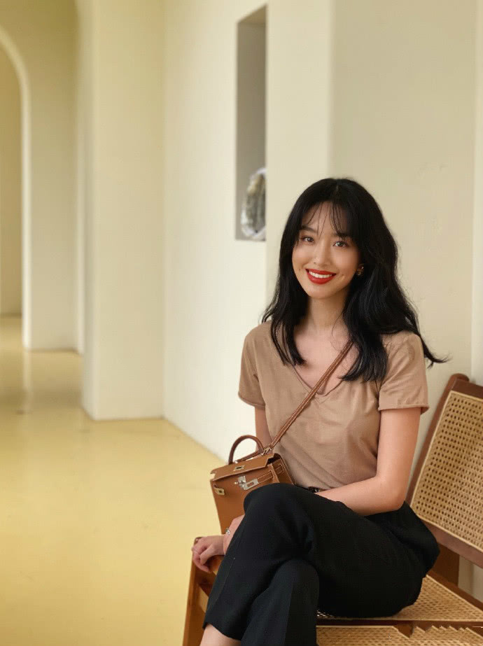 难怪杨采钰跻身“芳华六美TOP”,穿烟管裤看镜头,红唇+梨涡超A