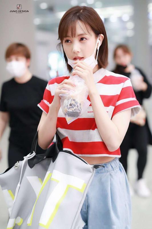 李一桐S码T恤都撑不起,84斤的腰太真实