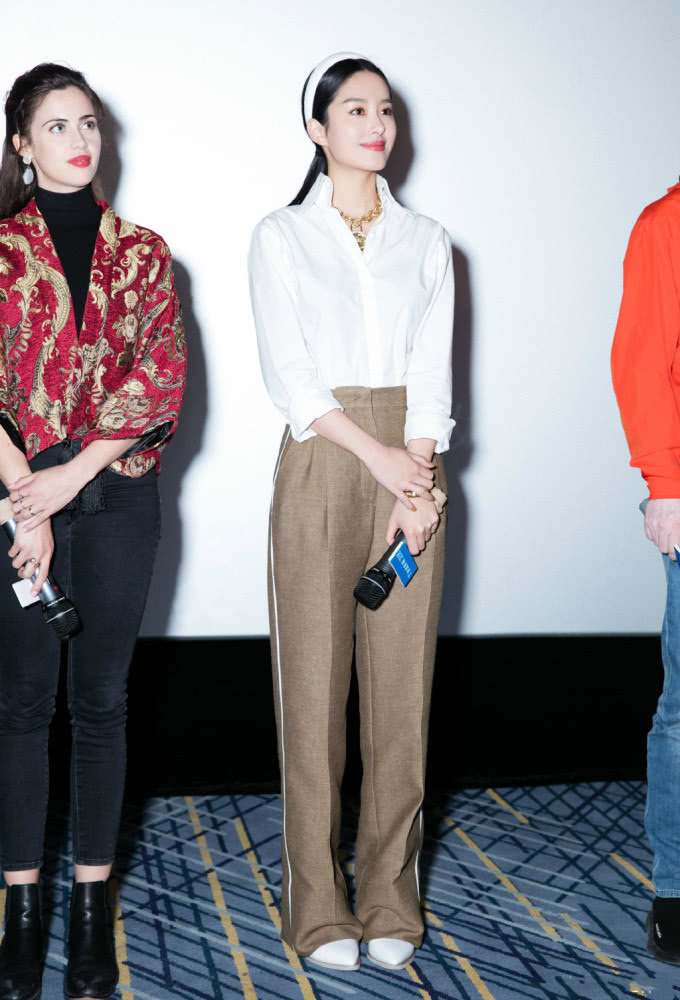 难怪杨采钰跻身“芳华六美TOP”,穿烟管裤看镜头,红唇+梨涡超A