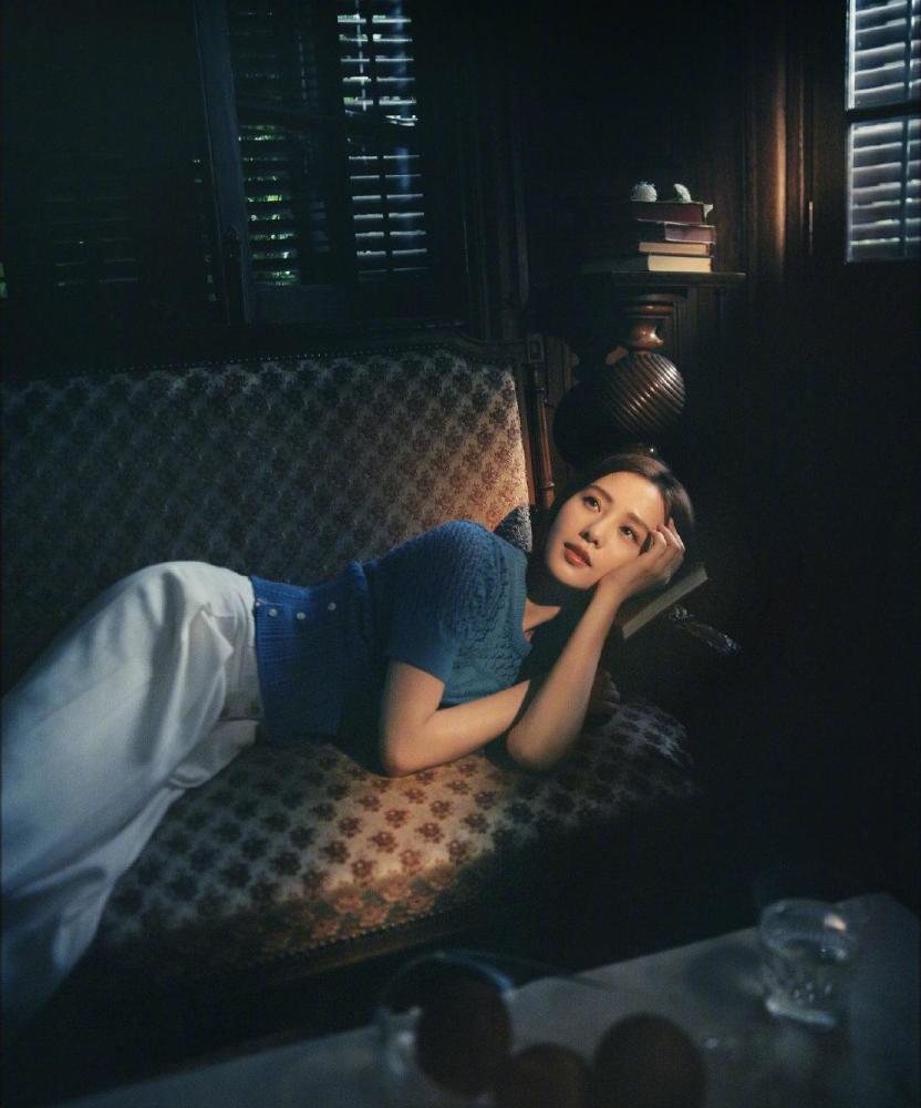 刘诗诗随意穿搭也唯美，蓝色服装优雅中透着高级