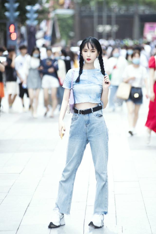 夏日“牛仔穿搭”拒绝太普通,学街头达人的穿法,时髦又吸睛