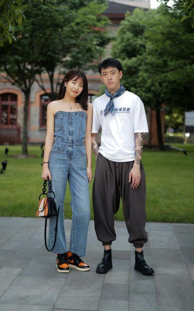 夏日“牛仔穿搭”拒绝太普通,学街头达人的穿法,时髦又吸睛