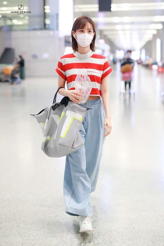 李一桐S码T恤都撑不起,84斤的腰太真实