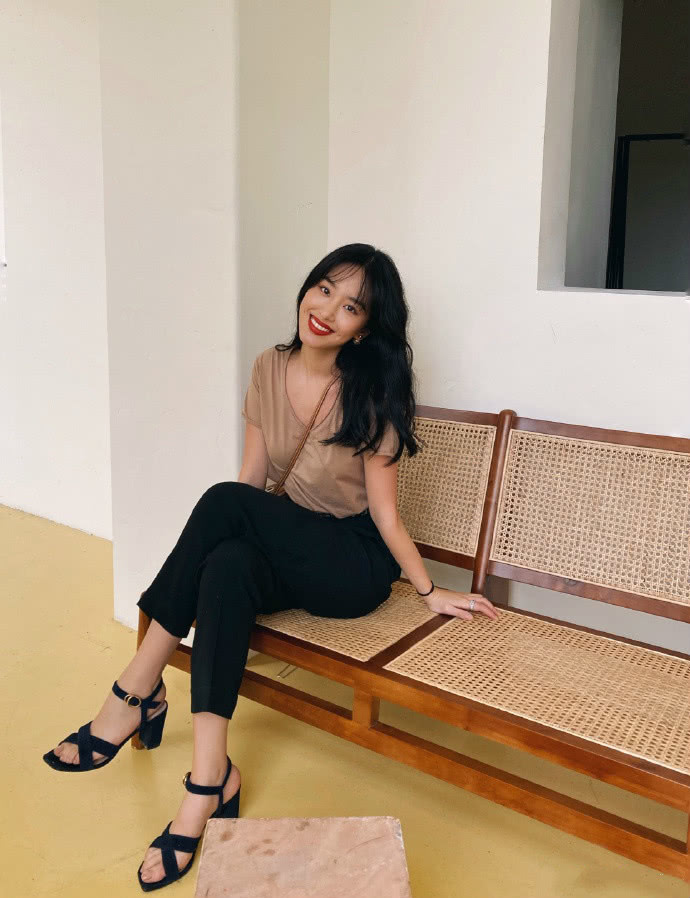 难怪杨采钰跻身“芳华六美TOP”,穿烟管裤看镜头,红唇+梨涡超A