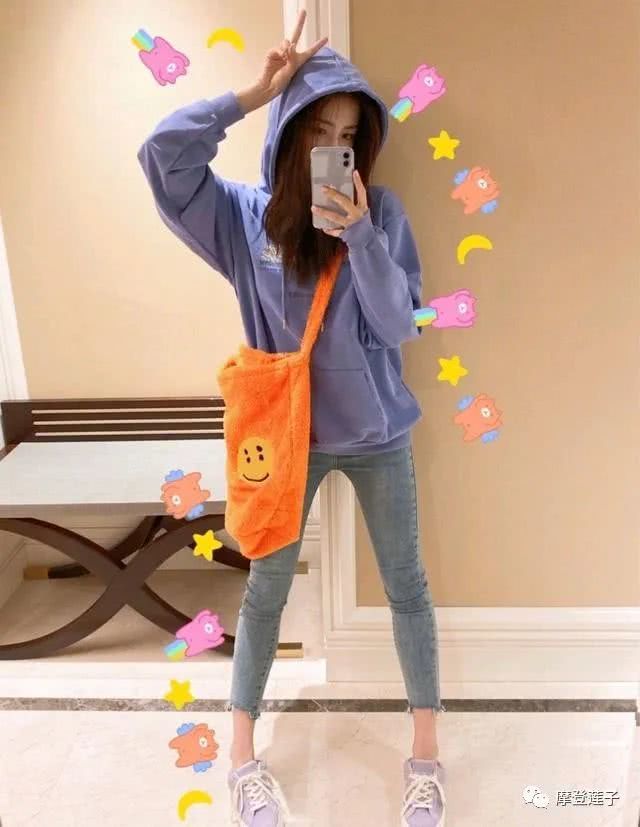 徐璐身穿牛仔衣配黑色连衣裙，时髦又有活力