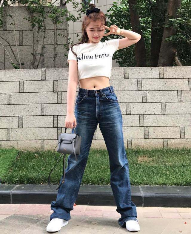 虞书欣最小码牛仔裤还能塞下一个拳头，不愧是小腰精