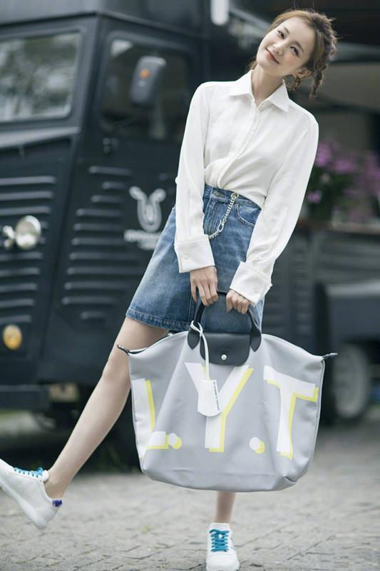 李一桐S码T恤都撑不起,84斤的腰太真实