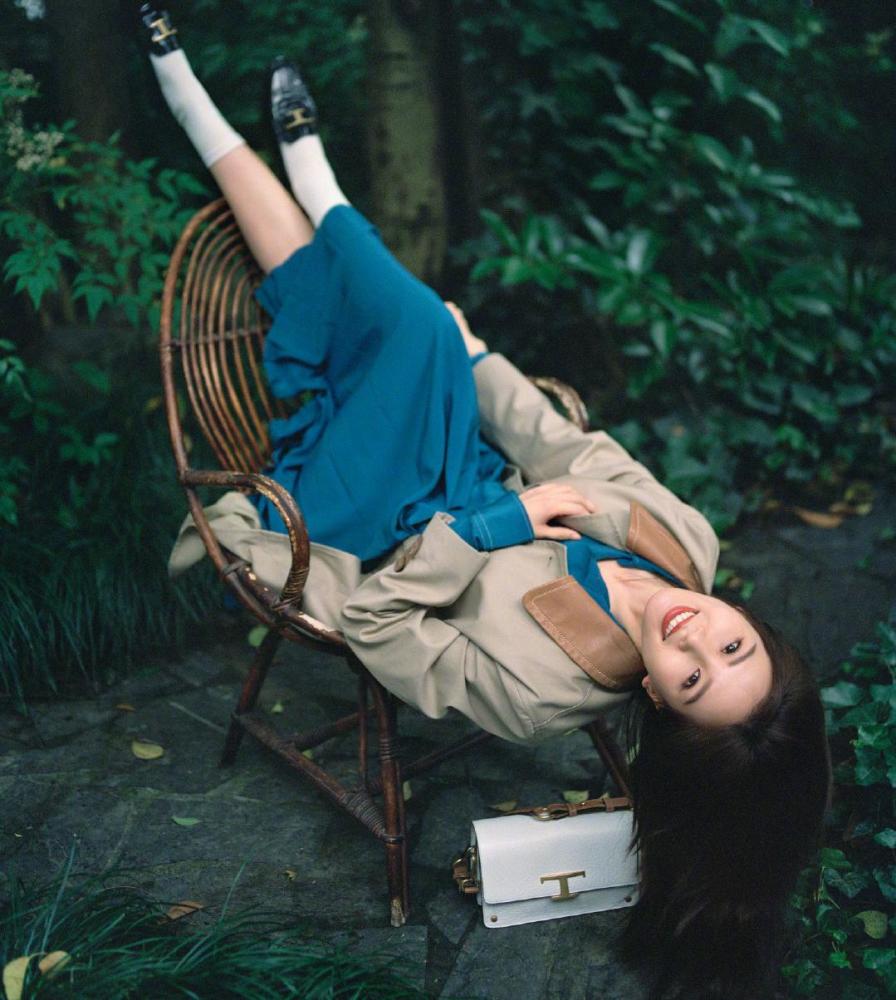 刘诗诗随意穿搭也唯美，蓝色服装优雅中透着高级