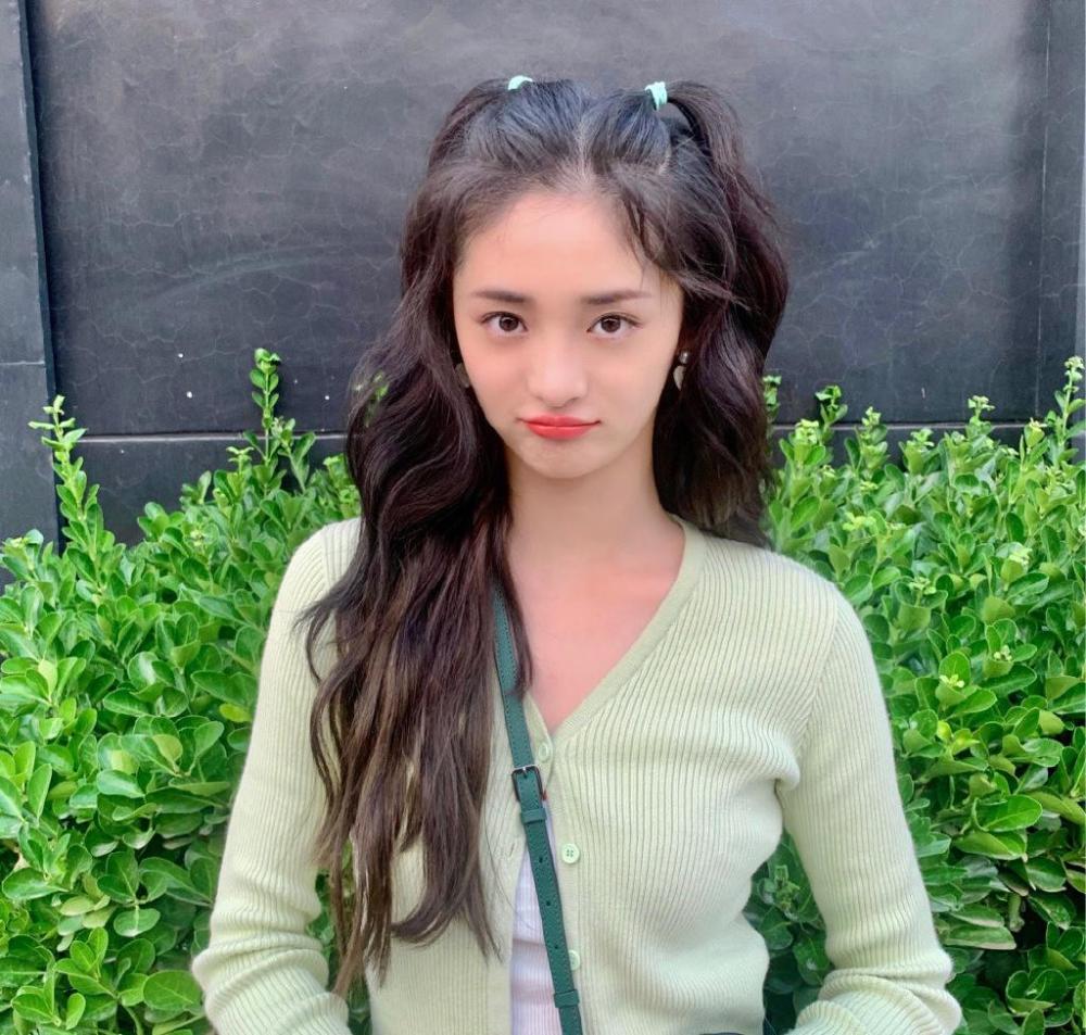 周洁琼开衫短裤配卷发小辫子,小姐姐的模样太甜美