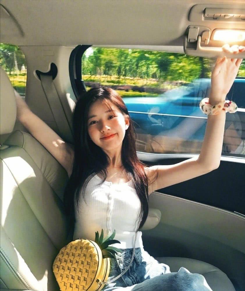 赵露思白短裙灯笼袖凸显细长手臂,微卷长发清新时尚