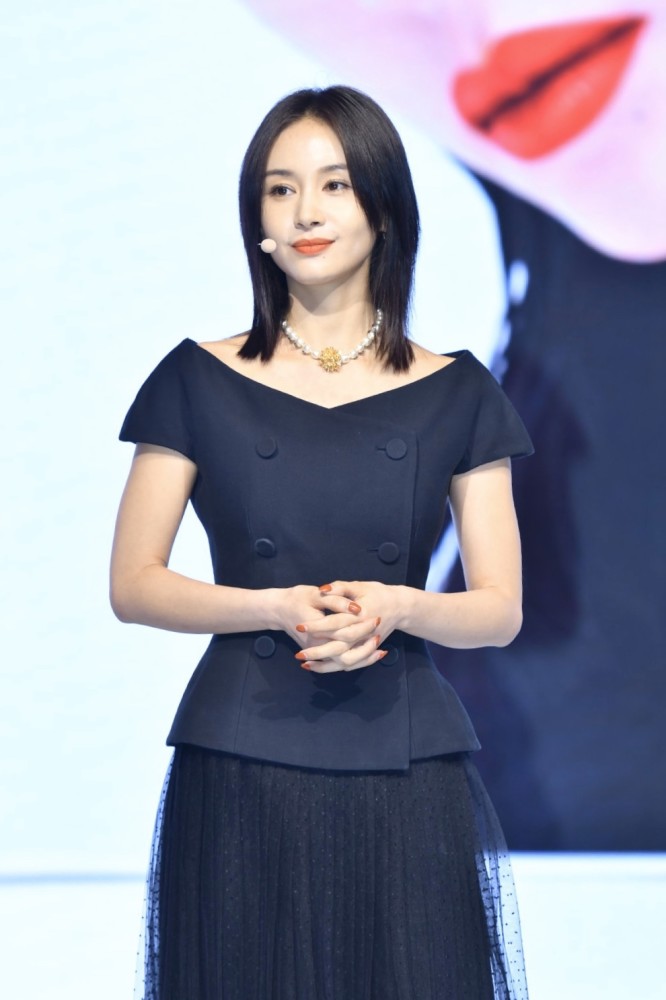 王子文现身活动穿黑衣意外暴露矮个子弱点，不过气质真赞