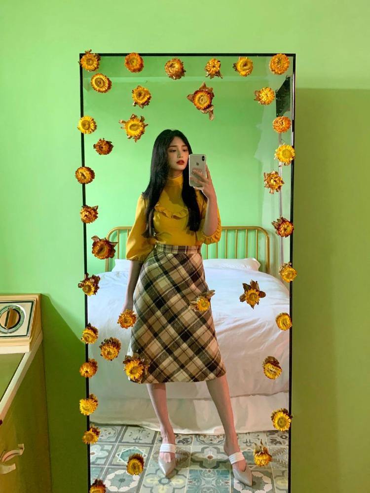 周洁琼开衫短裤配卷发小辫子,小姐姐的模样太甜美