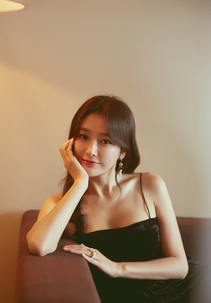 秦岚美出新高度!“葫芦身材”让人惊艳,纤细双腿让人着迷