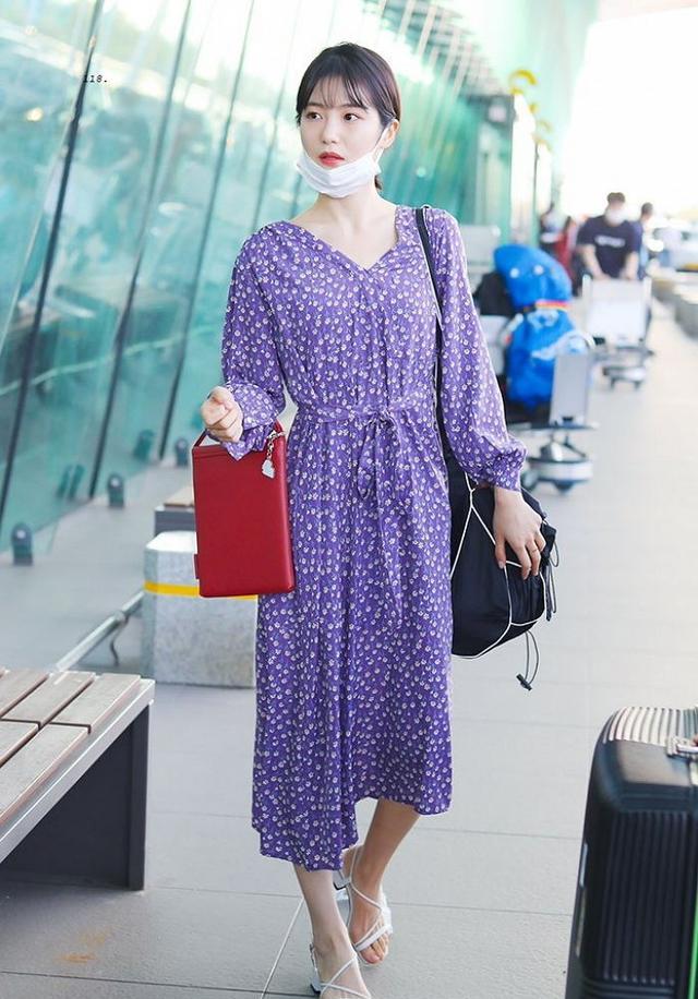 申艺恩穿华丽连衣裙展示少女气质，向粉丝们挥手致意