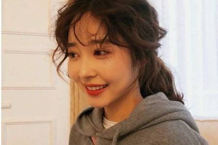 女生羊毛卷发型图片怎么扎好看，减龄可爱羊毛卷发造型太亮眼