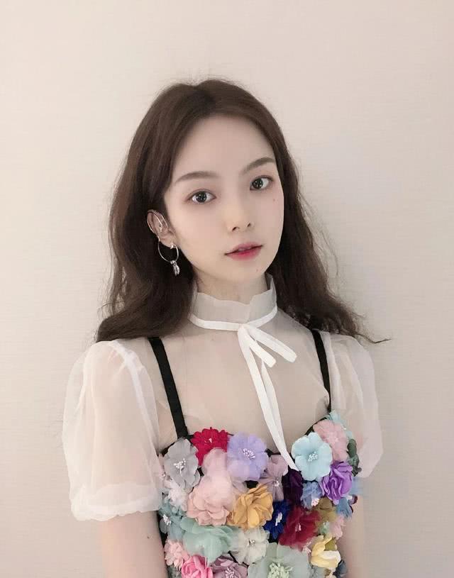 陈卓璇网纱短裙配金黄卷发温婉可爱,自信的女生人最美