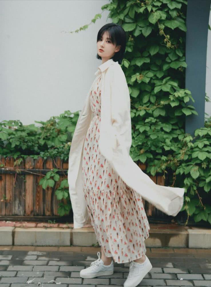 乔欣穿乖乖女连衣裙外搭风衣，甜美中透着飒爽