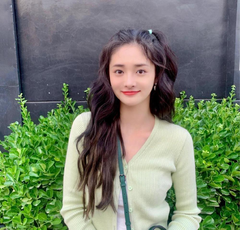 周洁琼开衫短裤配卷发小辫子,小姐姐的模样太甜美