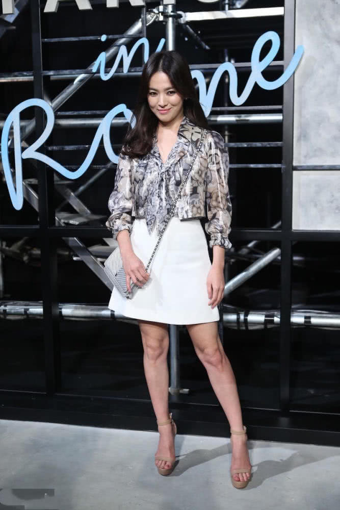 宋慧乔穿亮面印花衬衫配半身裙，烟熏妆高级又迷人