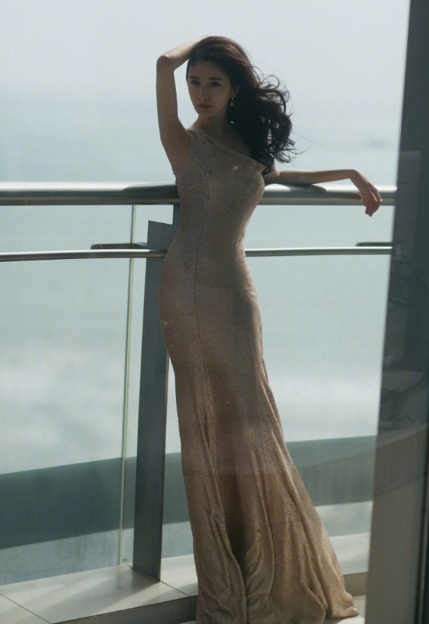 杨幂穿礼服犹如黑天鹅,女人魅力越来越成熟