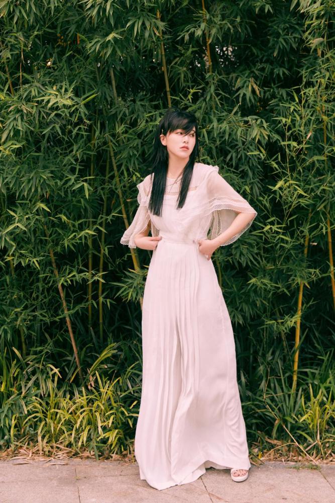 阚清子接个假发就从大众脸变初恋脸了,配小绿裙甜似韩剧女主