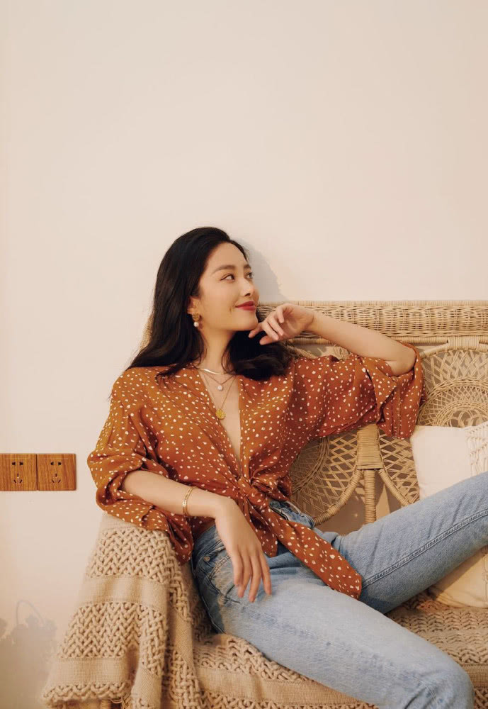 杨采钰长发披肩涂红唇,美得低调又优雅