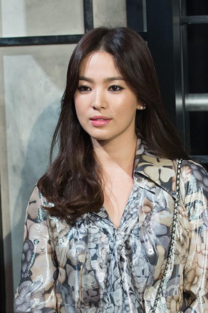 宋慧乔穿亮面印花衬衫配半身裙，烟熏妆高级又迷人