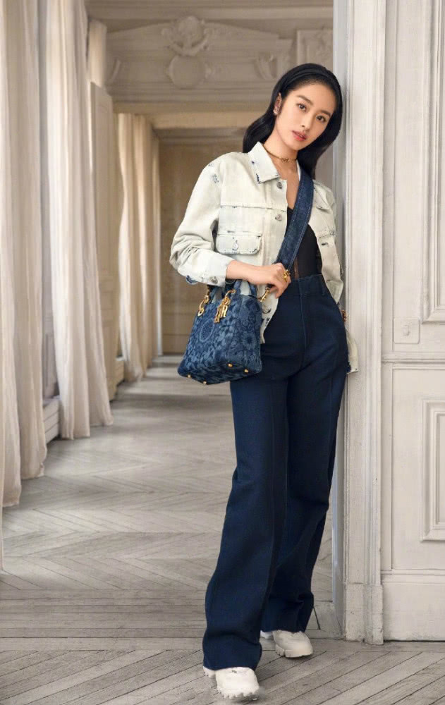 难怪杨采钰跻身“芳华六美TOP”,穿烟管裤看镜头,红唇+梨涡超A