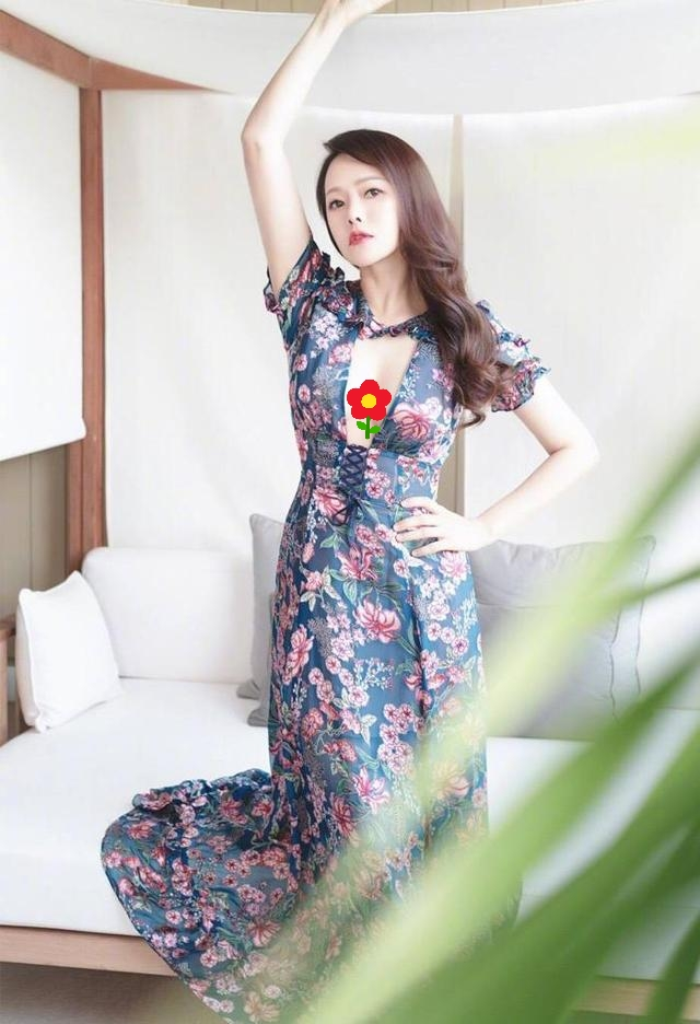 伊能静穿V领碎花连衣裙硬勒出少女腰,美得太惊艳