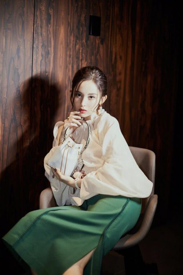 古力娜扎穿“奶奶裙”气质没得说,高级感满满