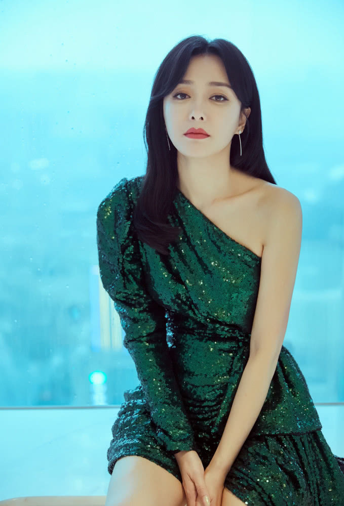 秦岚美出新高度!“葫芦身材”让人惊艳,纤细双腿让人着迷