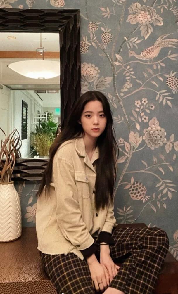 欧阳娜娜不愧是国民初恋，人人都嫌弃的“奶奶裤”她穿上后绝美