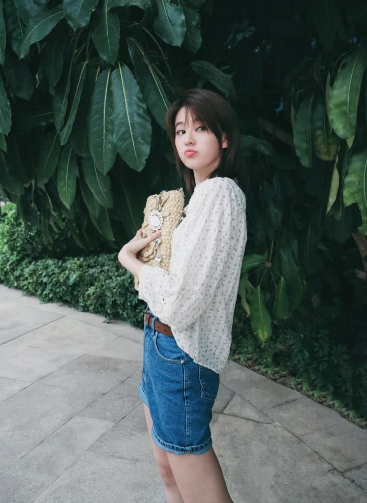 乔欣穿乖乖女连衣裙外搭风衣，甜美中透着飒爽