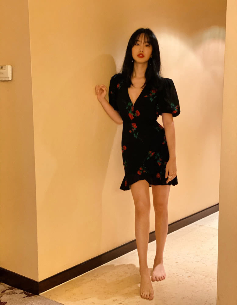 杨采钰长发披肩涂红唇,美得低调又优雅