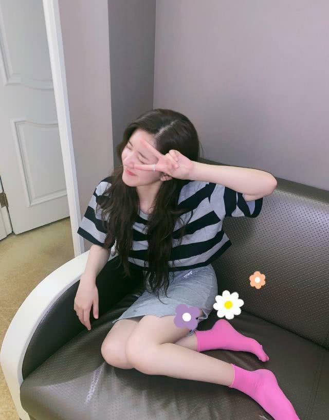 赵露思白短裙灯笼袖凸显细长手臂,微卷长发清新时尚