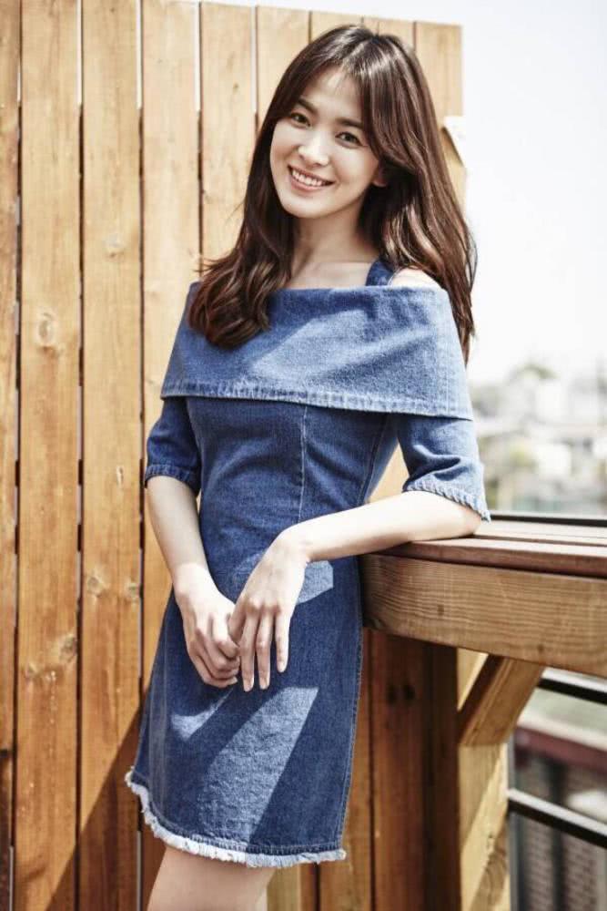 宋慧乔穿亮面印花衬衫配半身裙，烟熏妆高级又迷人